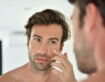 La piel masculina es un 20% más gruesa que la femenina y envejece de manera diferente, pierde más colágeno e hidratación, de una manera constante.
